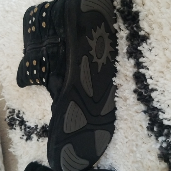 Uggs - Picture 6 of 6